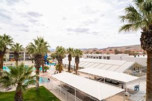 Foto dalla galleria di Top-Floor Condo with Pools Hot Tubs and Water Slides a St. George