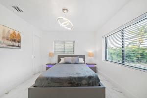 Letto o letti in una camera di Luxury Villa Azure with Heated Pool 20 minutes to Beach