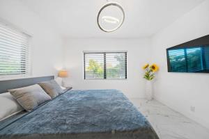 Letto o letti in una camera di Luxury Villa Azure with Heated Pool 20 minutes to Beach