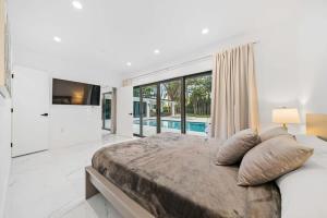 Letto o letti in una camera di Luxury Villa Azure with Heated Pool 20 minutes to Beach