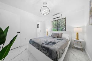 Letto o letti in una camera di Luxury Villa Azure with Heated Pool 20 minutes to Beach