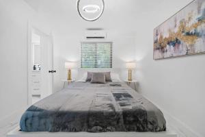 Letto o letti in una camera di Luxury Villa Azure with Heated Pool 20 minutes to Beach
