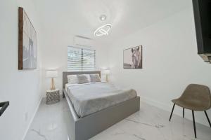 Letto o letti in una camera di Luxury Villa Azure with Heated Pool 20 minutes to Beach