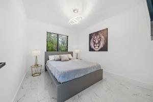 Letto o letti in una camera di Luxury Villa Azure with Heated Pool 20 minutes to Beach