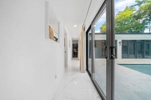 Piscina di Luxury Villa Azure with Heated Pool 20 minutes to Beach o nelle vicinanze
