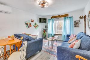 Χώρος καθιστικού στο Countryside Gem on Homestead in Asheboro!