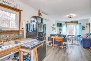 Η κουζίνα ή μικρή κουζίνα στο Countryside Gem on Homestead in Asheboro!