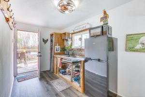 Η κουζίνα ή μικρή κουζίνα στο Countryside Gem on Homestead in Asheboro! +17 φωτογραφίες