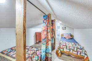 Ένα ή περισσότερα κρεβάτια σε δωμάτιο στο Countryside Gem on Homestead in Asheboro!