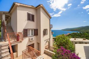 dom z widokiem na ocean w obiekcie Apartments with a parking space Rabac, Labin - 9670 w Rabacu