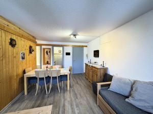 Posezení v ubytování Résidence Les Melezes - Appartement spacieux · Vue dégagée sur la montagne · Balcon Ouest MAE-0404