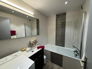 Koupelna v ubytování Résidence Les Melezes - Appartement spacieux · Vue dégagée sur la montagne · Balcon Ouest MAE-0404