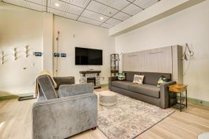 Keystone Lake Haven Heated Pool and Ski Shuttle! في كيستون: غرفة معيشة مع أريكة وتلفزيون