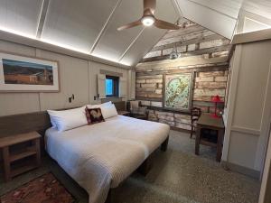 una camera con letto e ventilatore a soffitto di The Headwaters Eco Lodge a Glenorchy Altre 37 foto