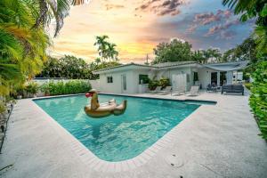 una piscina con un juguete en el medio de una casa en New Luxury Villa Delilah Biscayne Park, en Biscayne Park