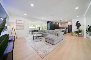 una sala de estar con un sofá y una mesa en New Luxury Villa Delilah Biscayne Park, en Biscayne Park