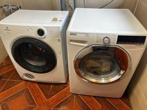 a washing machine and a dryer sitting next to each other at Cabaña del Llicanko in Achao