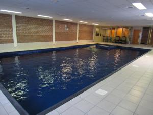 Bazén v ubytování Hotel De Watermolen nebo v jeho okolí