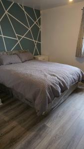 a bedroom with a bed and a wall at City Bliss Great Location in Birmingham