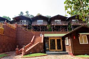 un edificio con una scala in cima di Tranquility Cottage Resorts a Baga