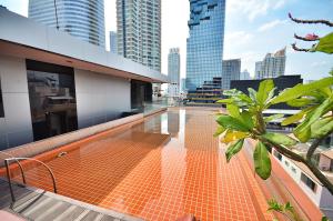 A piscina localizada em The Heritage Bangkok ou nos arredores