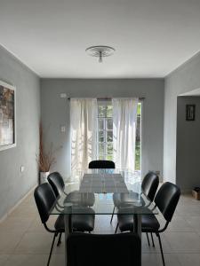 a dining room with a table and chairs at Victoria casa temporario in Santo Tomé