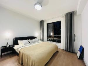 Bund Branch New west door 2 bedrooms big house في شانغهاي: غرفة نوم بسرير كبير ونافذة كبيرة +20 صورة