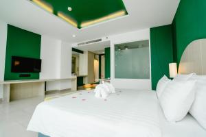 Postel nebo postele na pokoji v ubytování SLEEP WITH ME HOTEL design hotel @ patong (SHA Plus+)