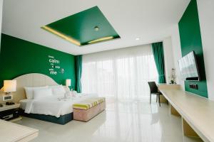 TV a/nebo společenská místnost v ubytování SLEEP WITH ME HOTEL design hotel @ patong (SHA Plus+)