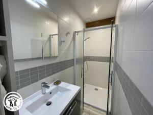a bathroom with a shower and a white sink at Gîte rénové avec jardin clos, proche plages, Wifi, parking pour voiture électrique - FR-1-426-164 in Le Bernard +27 photos