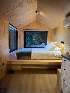 Postel nebo postele na pokoji v ubytování Cabaña en Santuario El Ajial - Paine - Tucu Cabins + 29 fotografií
