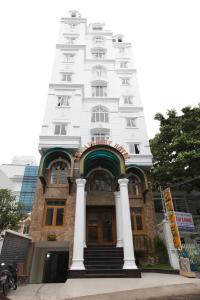 budynek z białą wieżą na górze w obiekcie The Airport Hotel w Ho Chi Minh