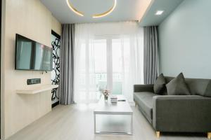 TV a/nebo společenská místnost v ubytování SLEEP WITH ME HOTEL design hotel @ patong (SHA Plus+)
