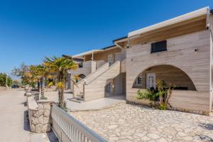 budynek ze schodami przed nim w obiekcie Apartments by the sea Vir - 18591 w mieście Vir