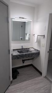 Koupelna v ubytování Evergreen Inn & Suites Portland