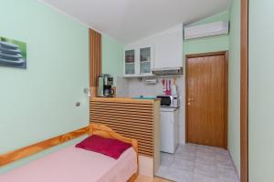 Kuchyňa alebo kuchynka v ubytovaní Apartments with parking spaces Vir - 18517
