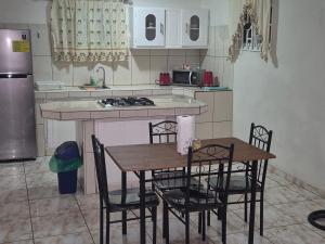 eine Küche mit Tisch und Stühlen und einem Herd in der Unterkunft Tahir & Tamir Apartment in Willemstad