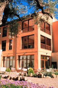 un edificio con ventanas y flores delante de él en Posada del Almudí en Daroca