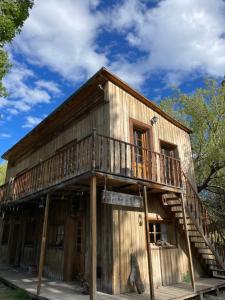 ein altes Holzgebäude mit einer Veranda und einem Balkon in der Unterkunft Estancia Santa Thelma in Gobernador Gregores + 38 Fotos