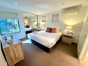 ein Schlafzimmer mit einem Bett und einem großen Fenster in der Unterkunft SeventyThree at Cape View Resort in Broadwater + 28 Fotos