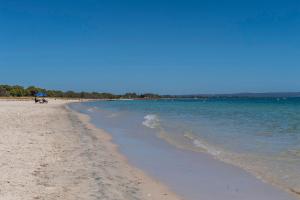 einen Strand mit Meer und blauem Himmel in der Unterkunft SeventyThree at Cape View Resort in Broadwater