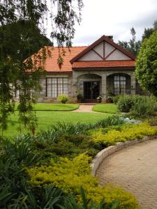 LimuruBrackenhurst Conference and Retreat Centre的一座前面有花园的房子