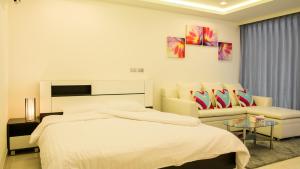 Un dormitorio blanco con una cama y un sofá. en Wong Amat Tower By Peter, en Norte de Pattaya 22 fotos más