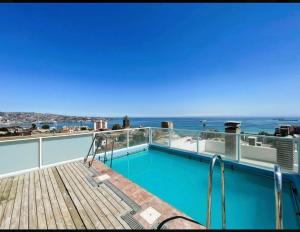 ein Schwimmbad auf dem Dach eines Gebäudes in der Unterkunft Departamento cerro barón in Valparaíso