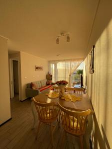 ein Wohnzimmer mit Tisch, Stühlen und Sofa in der Unterkunft Departamento cerro barón in Valparaíso