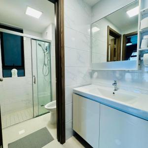 ein weißes Badezimmer mit Waschbecken und Dusche in der Unterkunft Regalia 2B1R 6pax Condo Forest City GB H-3003 in Gelang Patah