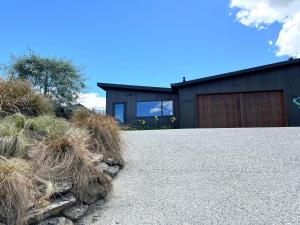 亚历山德拉Modern and stylish in Meyer的一个带车库和砂石车道的房子