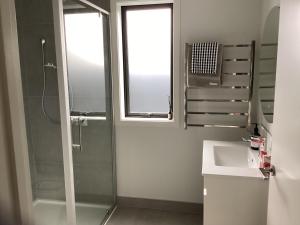 亚历山德拉Modern and stylish in Meyer的带玻璃淋浴和水槽的浴室 更多4张照片