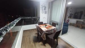 Posezení v ubytování Apartamento en Ricaurte para descansar y disfrutar
