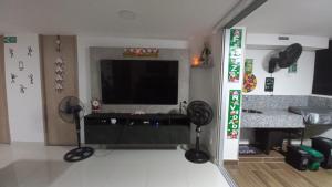 TV a/nebo společenská místnost v ubytování Apartamento en Ricaurte para descansar y disfrutar
